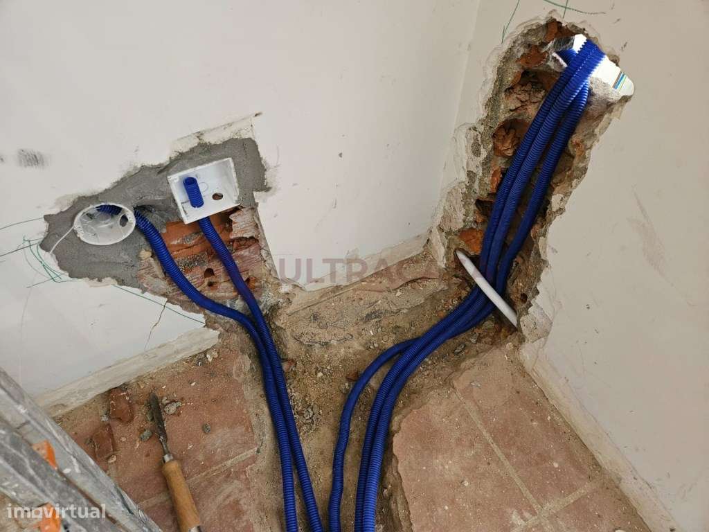 T0 Remodelado com Logradouro no Centro da Amadora-40