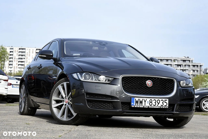 Jaguar XE 25t Prestige - 3