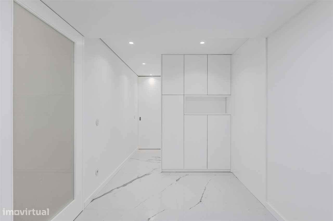 Apartamento T3 Renovado com Varandas na Avenida da Boavista-14