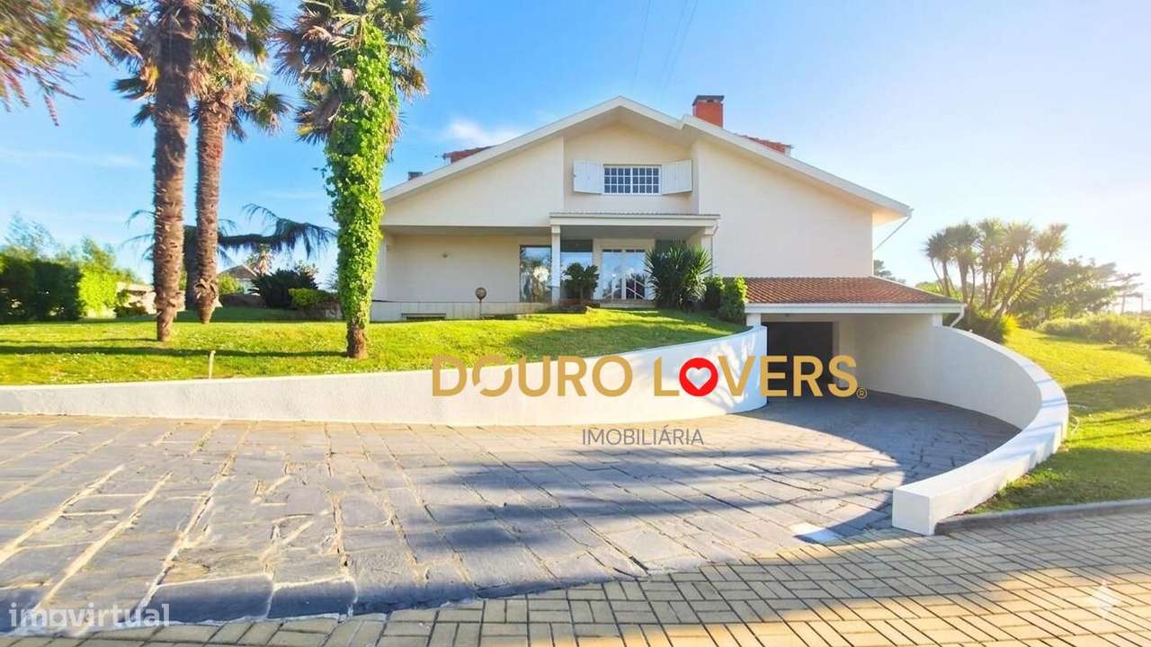 Moradia Com 4 900 M2 Junto A Praia De Miramar Com Piscina