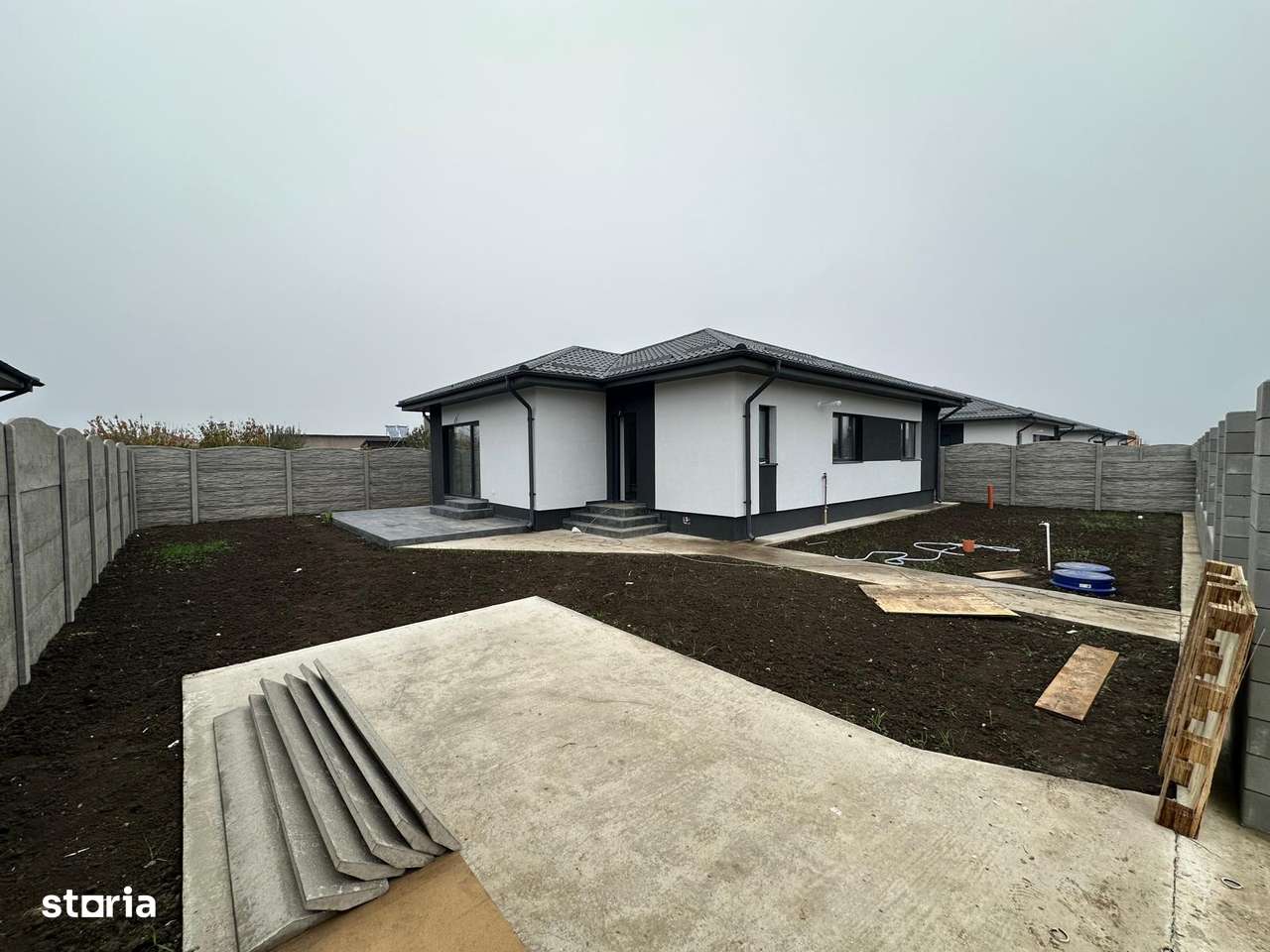 Casa cu inclazire in pardoseala si tamplarie tripan - Imagine principală: 5/20