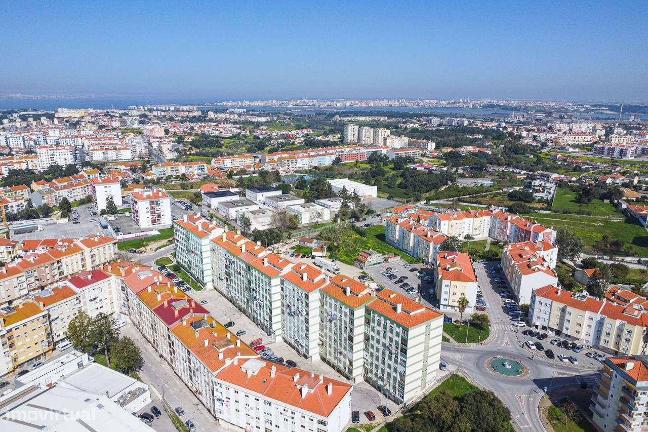 T3 Remodelado com Varanda e Vista para Lisboa – Torre da Marinha, Seix-27