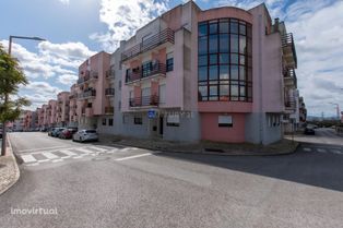 Apartamento T3 com terraço na Rua Maria Pia, Vialonga: