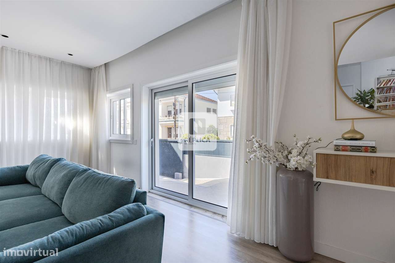 Moradia Dúplex Remodelada com Áreas Generosas em Zona Residencial - Grande imagem: 4/46