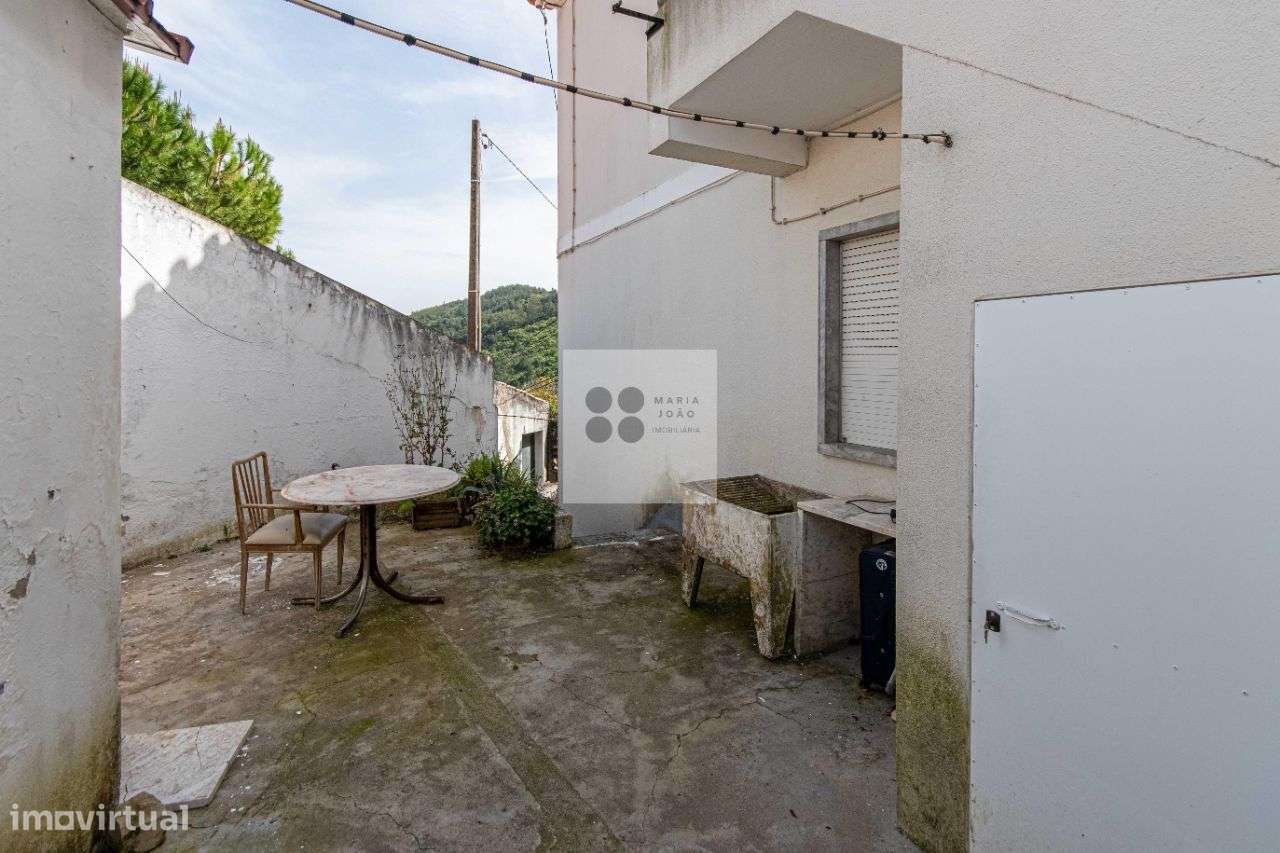 Moradia Bifamiliar, Quintal, Garagem, Local Sossegado.-7