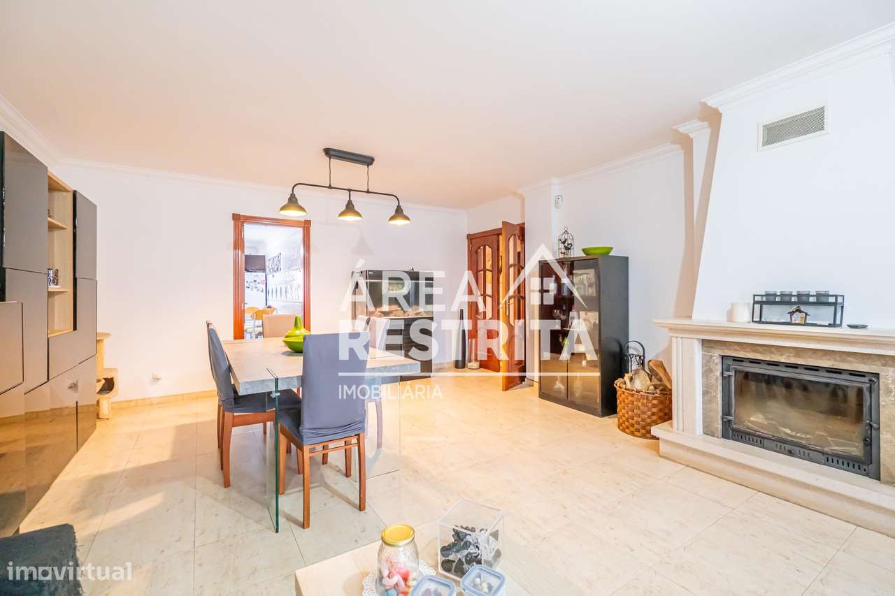 Apartamento T3 com parqueamento e elevador nos Fidalguinhos, Barreiro-6