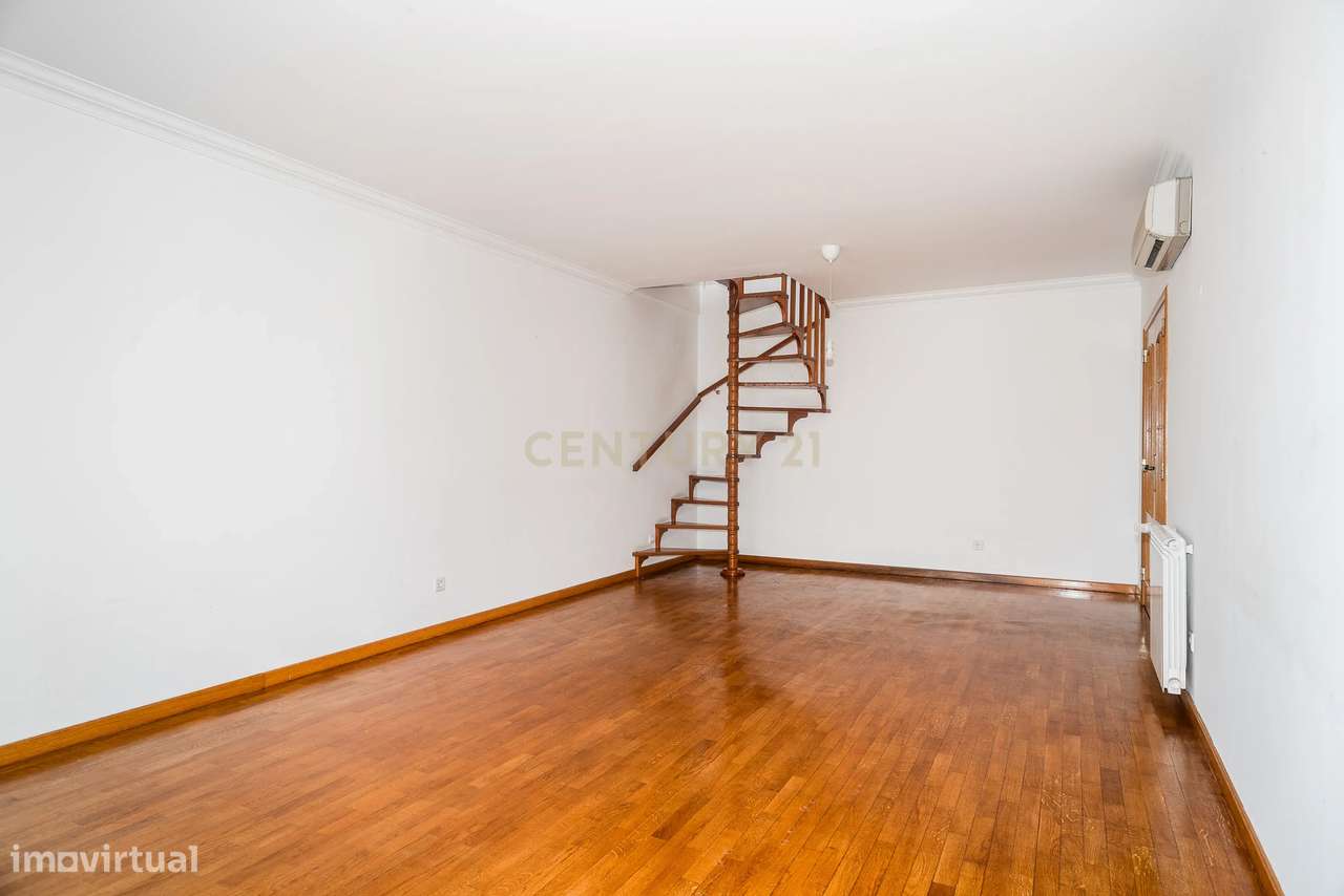 Duplex T3+3 com Vista Mar e Garagem Box – junto à praia e à A5-21