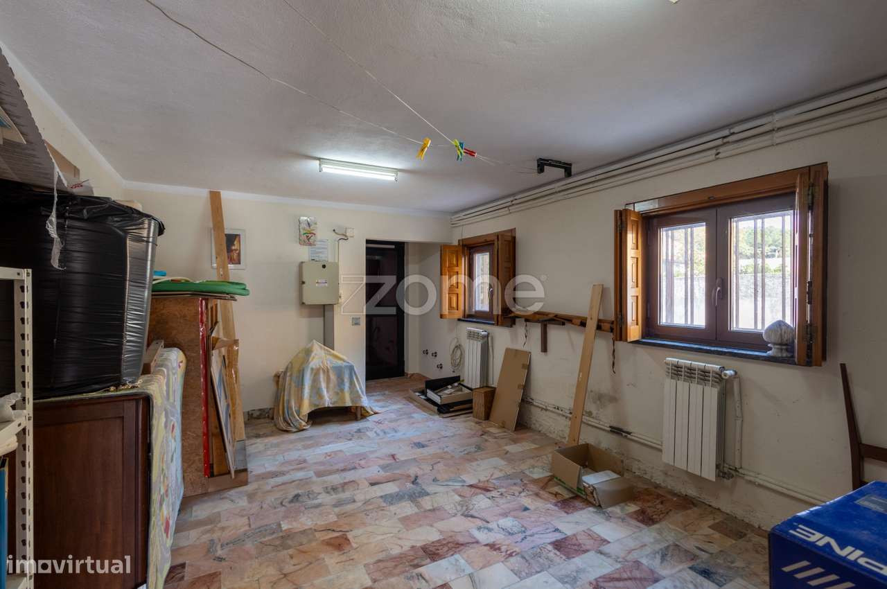 Moradia T4 (espaçosa) em Casais de Mem Martins-59