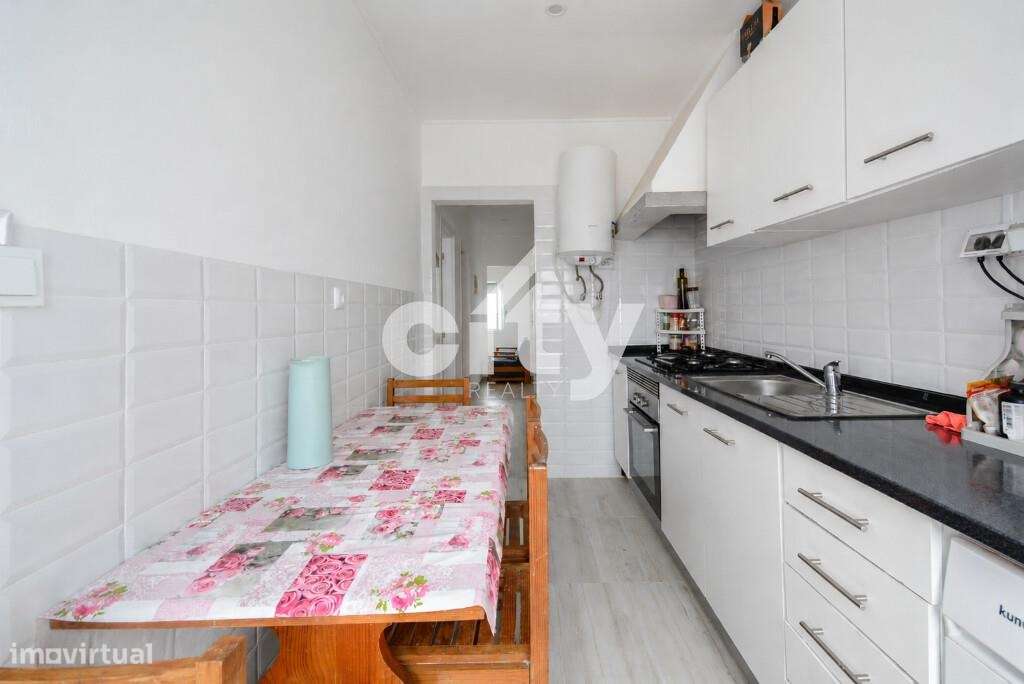 T1+1 Totalmente Remodelado com Varanda e Marquise | Pronto a Habitar |-7