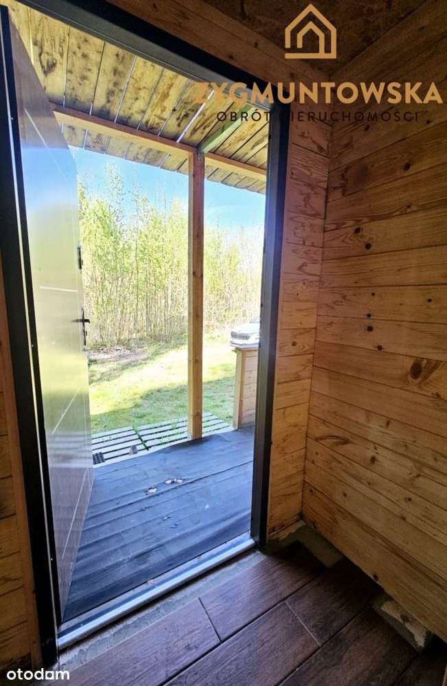 Drewniany domek z fotowoltaiką i magazynem energii - Pełny obrazek: 1/10