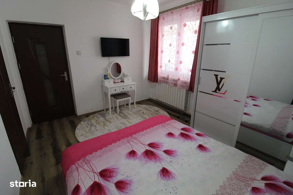 Vând apartament 2 camere în Hunedoara, Central-Parc Corvin, etaj 3...-5