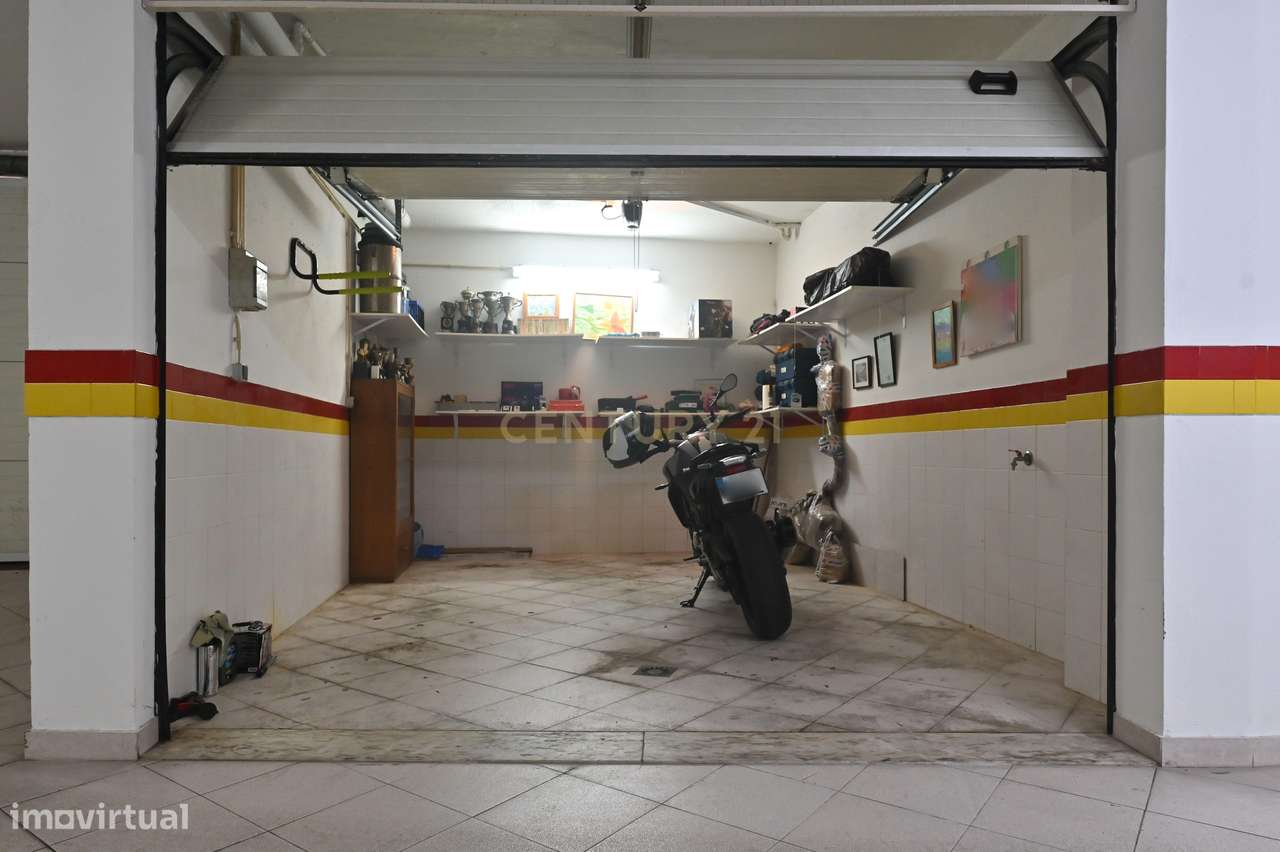 Apartamento T2 com garagem box e acessos adaptados na Urbanização Oute-22