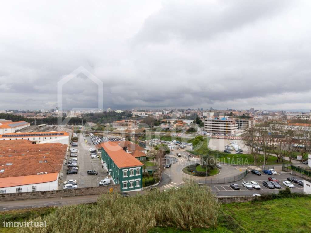 Excelente T2 perto do Arrábida Shopping para investidores-25