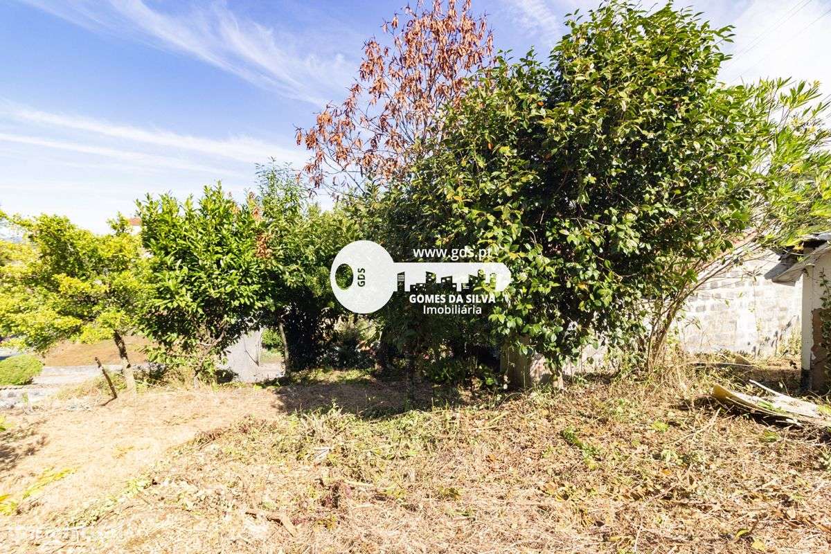 Moradia tri-familiar em ruína com afetação de comércio e habitação-13