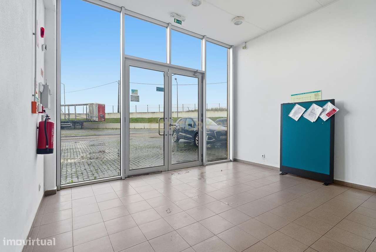 Armazém Industrial junto à Campo Oeste em A-dos-Cunhados-10