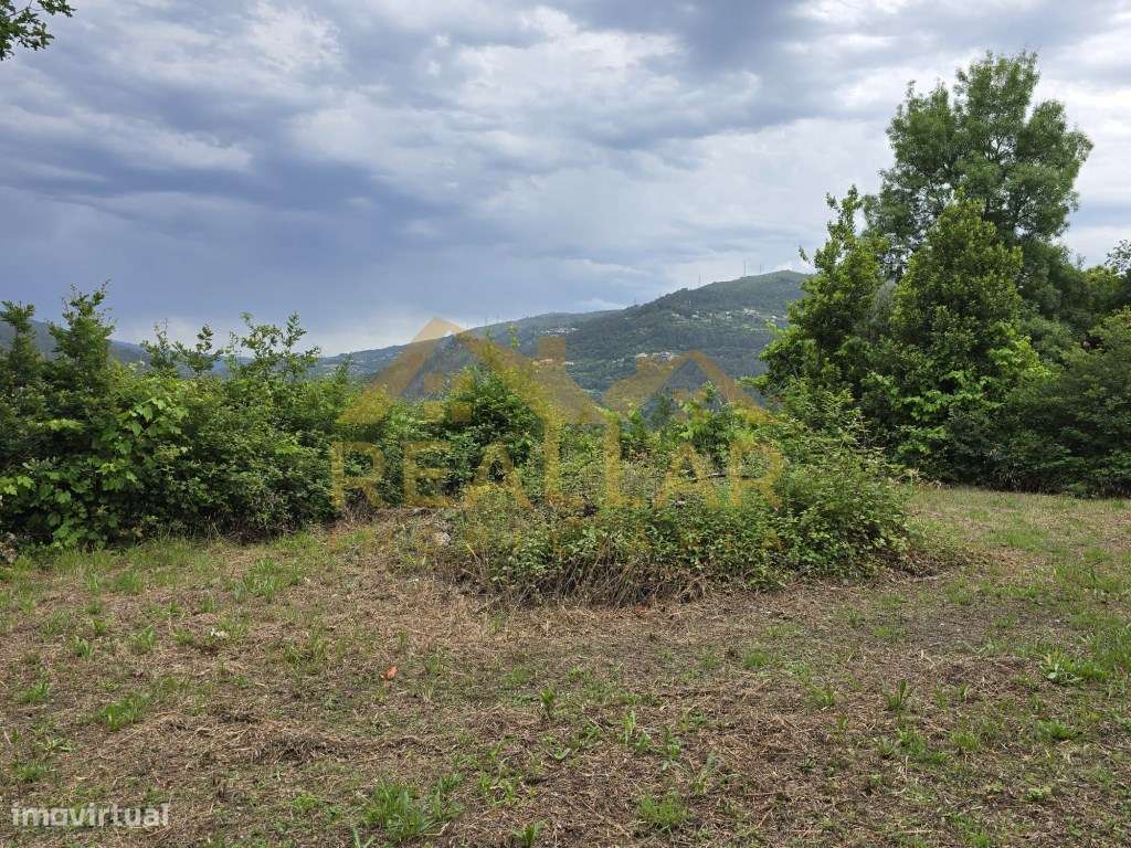Terreno com Vistas Deslumbrantes sobre o Rio Caldo - Gerês-17