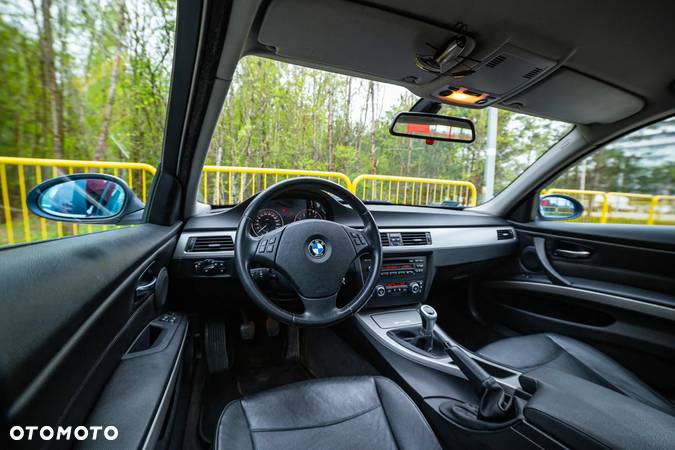 BMW Seria 3 325i - 30