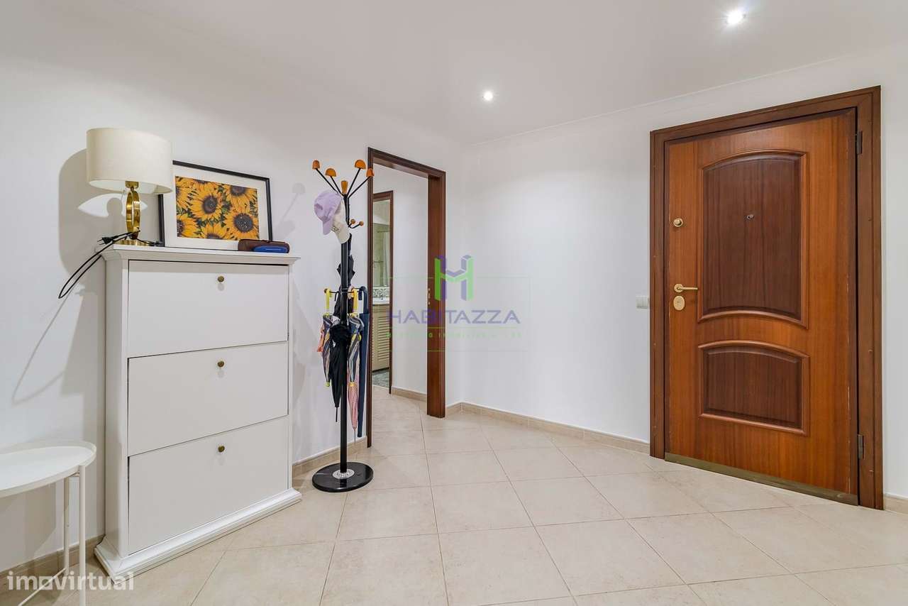 Apartamento T3 no último Piso, com 3 Frentes e Vistas Desafogadas em L-10