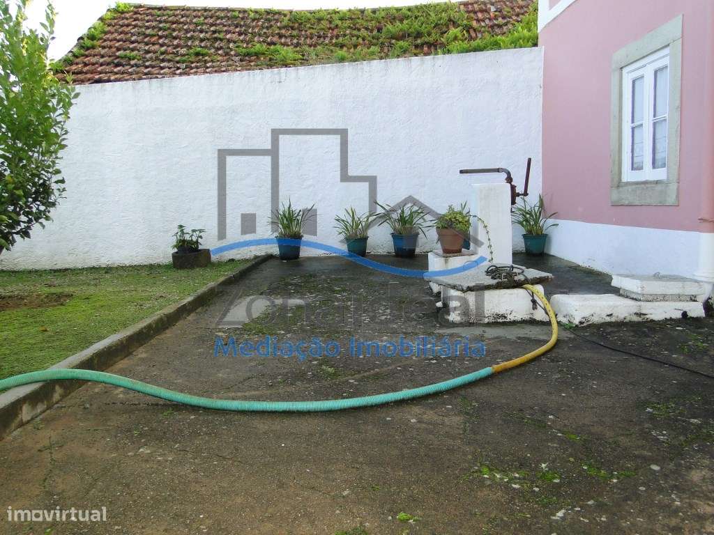 Moradia com dois pisos, nove divisões, anexos, garagem e logradouro...-28