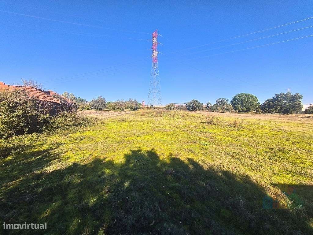 Moradia com potencial de renovação no Entroncamento-14