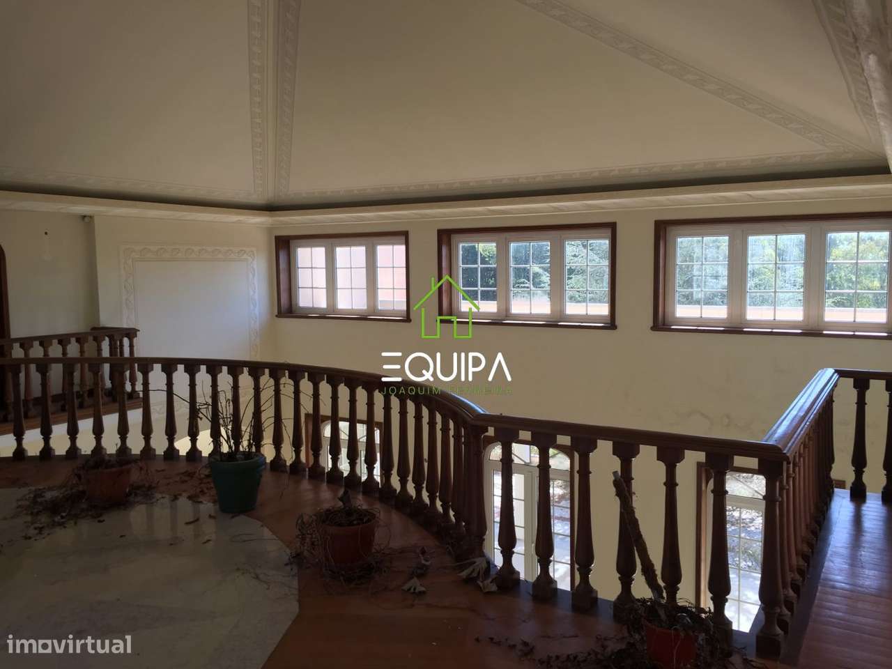 Moradia isolada T-7, na estrada nacional 117, em Belas, concelho de Si-19