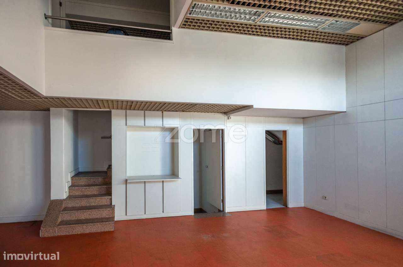 Loja com montra de 175m2 em Odivelas-11