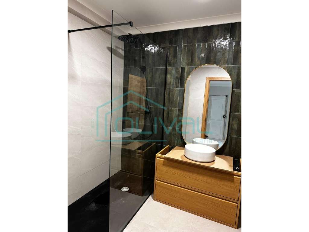 Apartamento T2 Totalmente Remodelado no Centro da Cidade-3