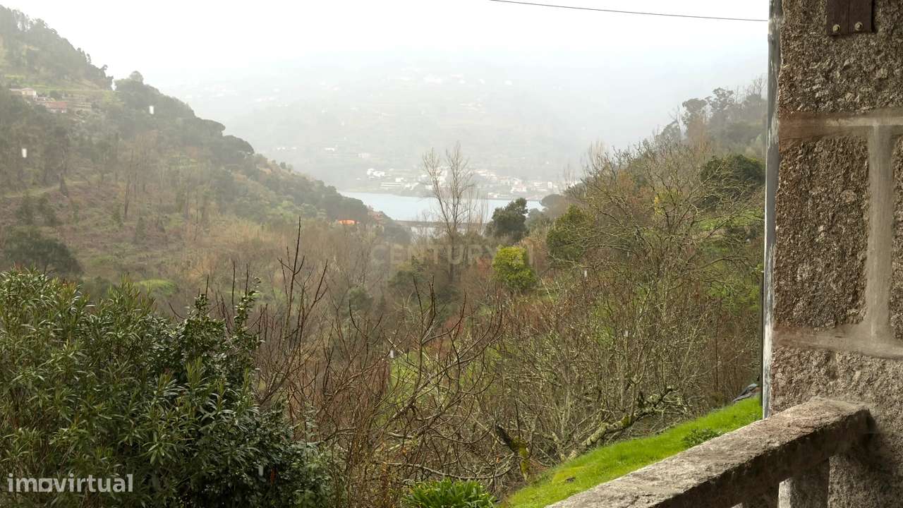 Moradia de três pisos com terraço virado para Aregos e rio Douro, em A - Grande imagem: 3/10