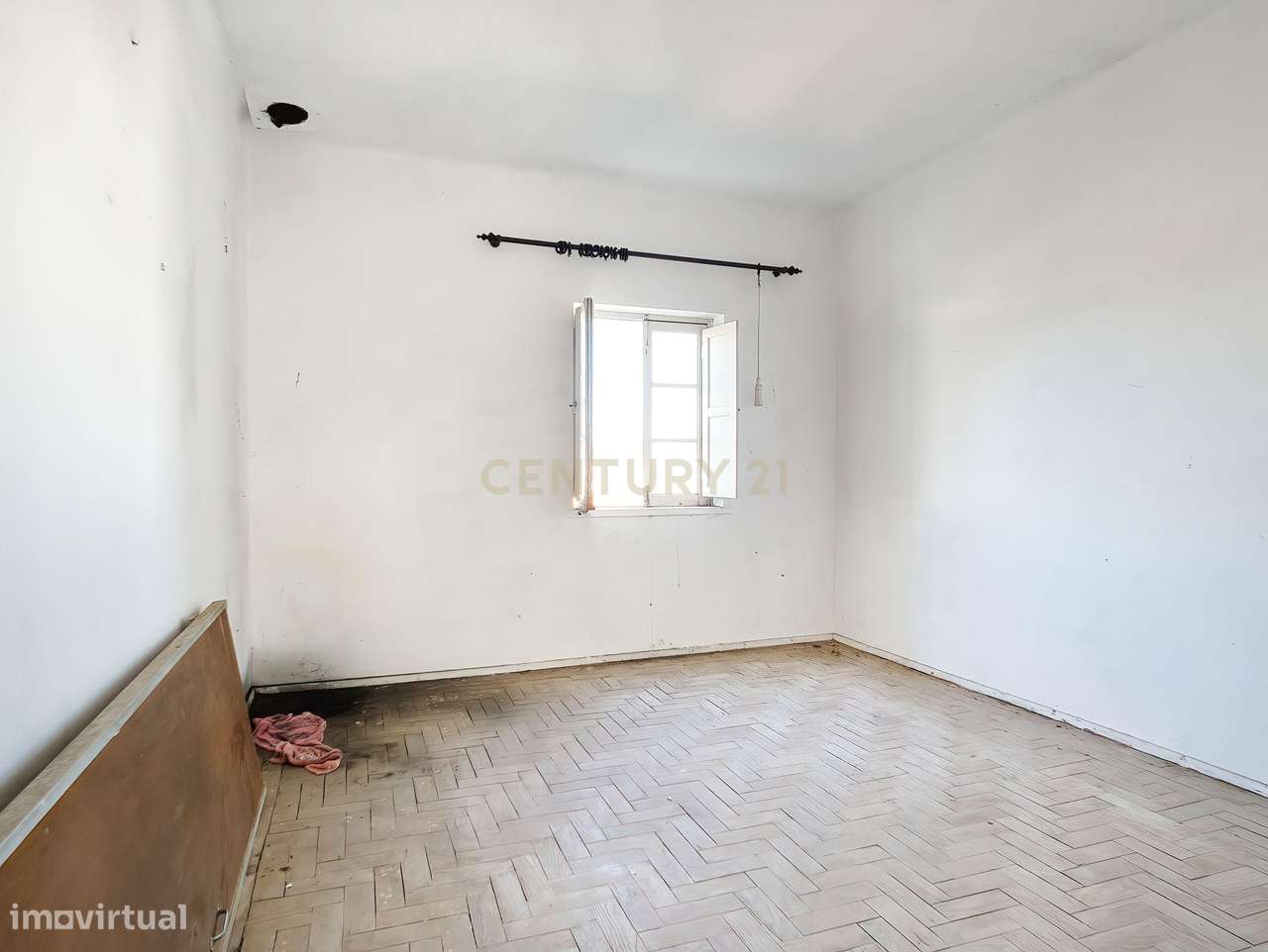 Moradia com excelente potencial no centro da Pederneira – Nazaré - Grande imagem: 5/11