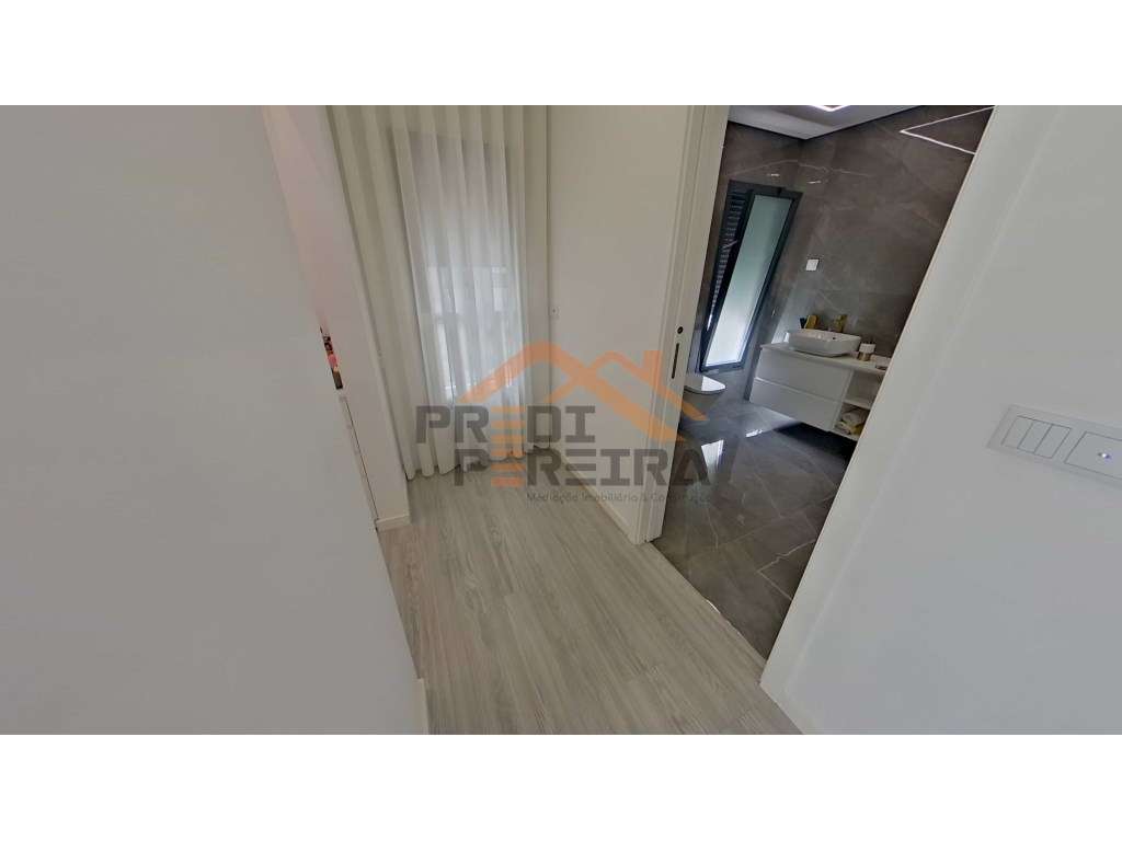 Moradia T3, situada no Casal da Silveira, em Famões-43