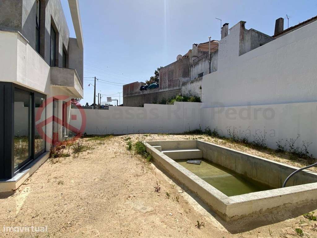Terreno Urbano para Construção de Moradia T4 com Piscina, em Charne... - Grande imagem: 4/47