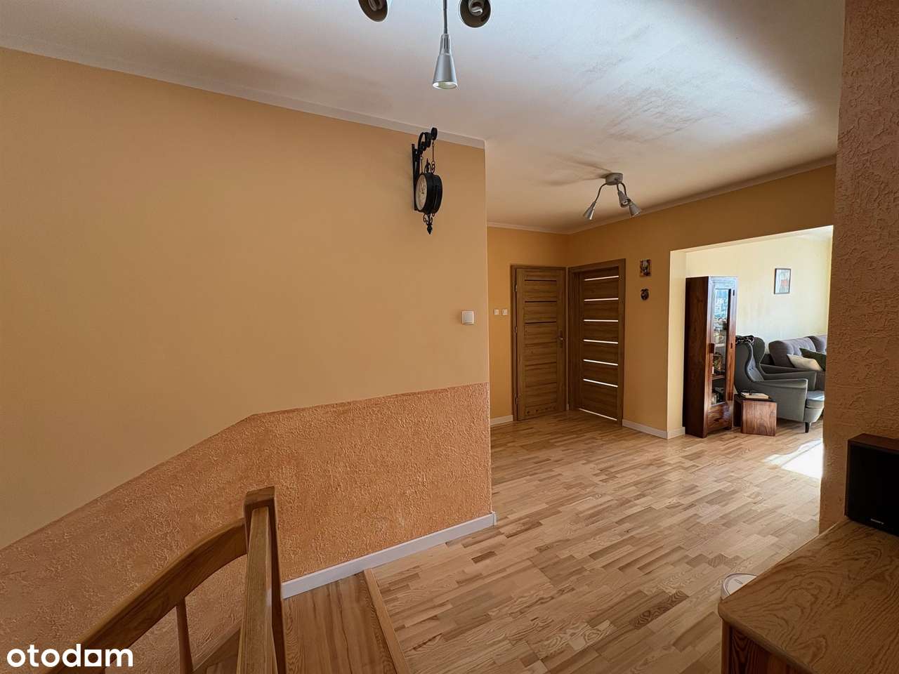 Trzy pokoje i kuchnia ogrodzony blok cegła parking-12