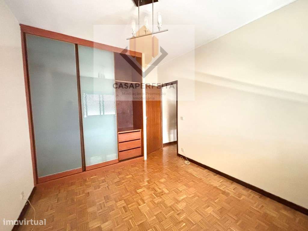Apartamento T2 com Varanda Fechada e Lugar de Garagem - Junto ao El...-15