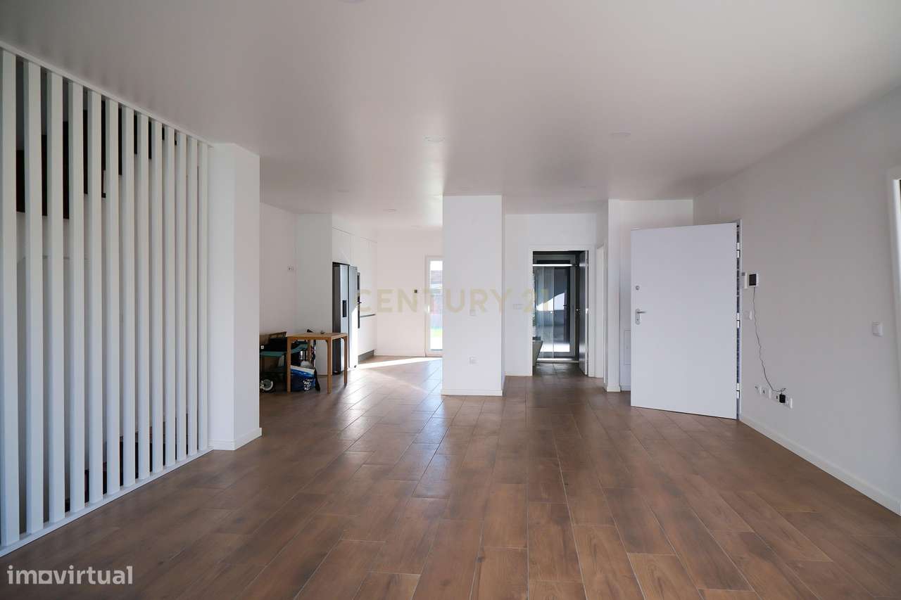 Casa T3 Nova com Jardim e Piscina – Conforto, Privacidade e Sol o Dia - Grande imagem: 4/11