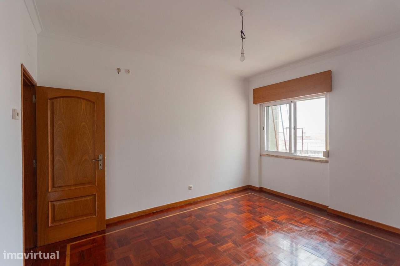 T2 Duplex com 101 m2 e 2 WC – Um apto. diferente na Amadora-19