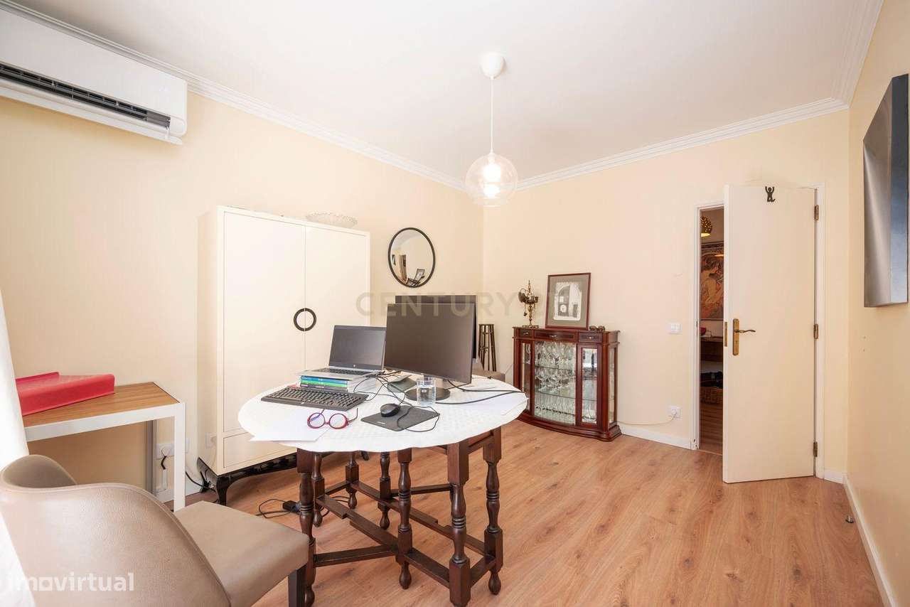 Moradia remodelada de 6 assoalhadas Exclusiva no Estoril-14