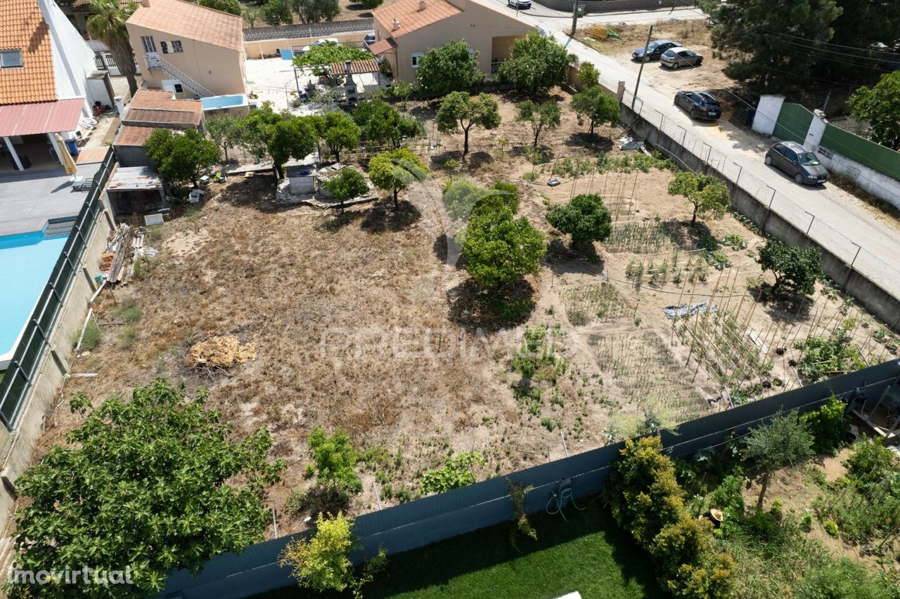 Oportunidade Única! Terreno Deslumbrante em Azeitão - 560m²