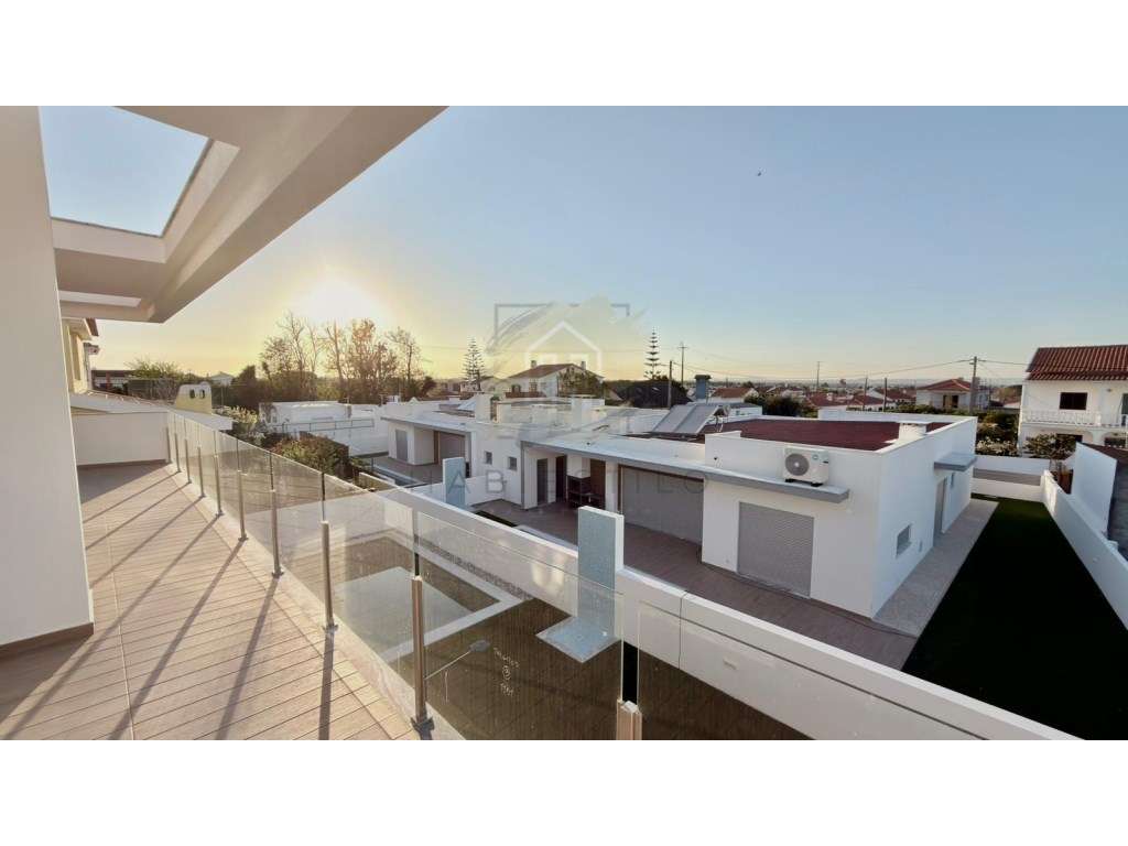 MORADIA T4 COM PISCINA EM AZEITÃO | OPORTUNIDADE A NÃO PERDER-7