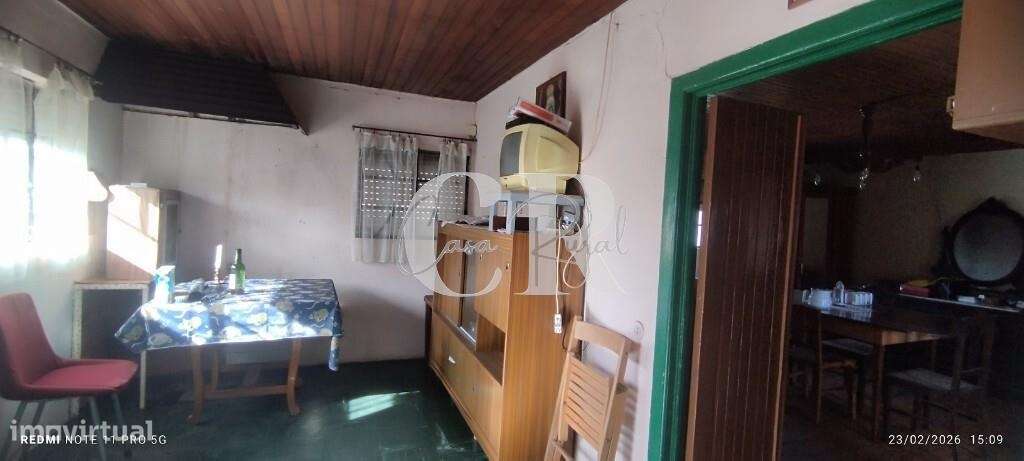 Moradia T3 com vários anexos, terreno e poço-14