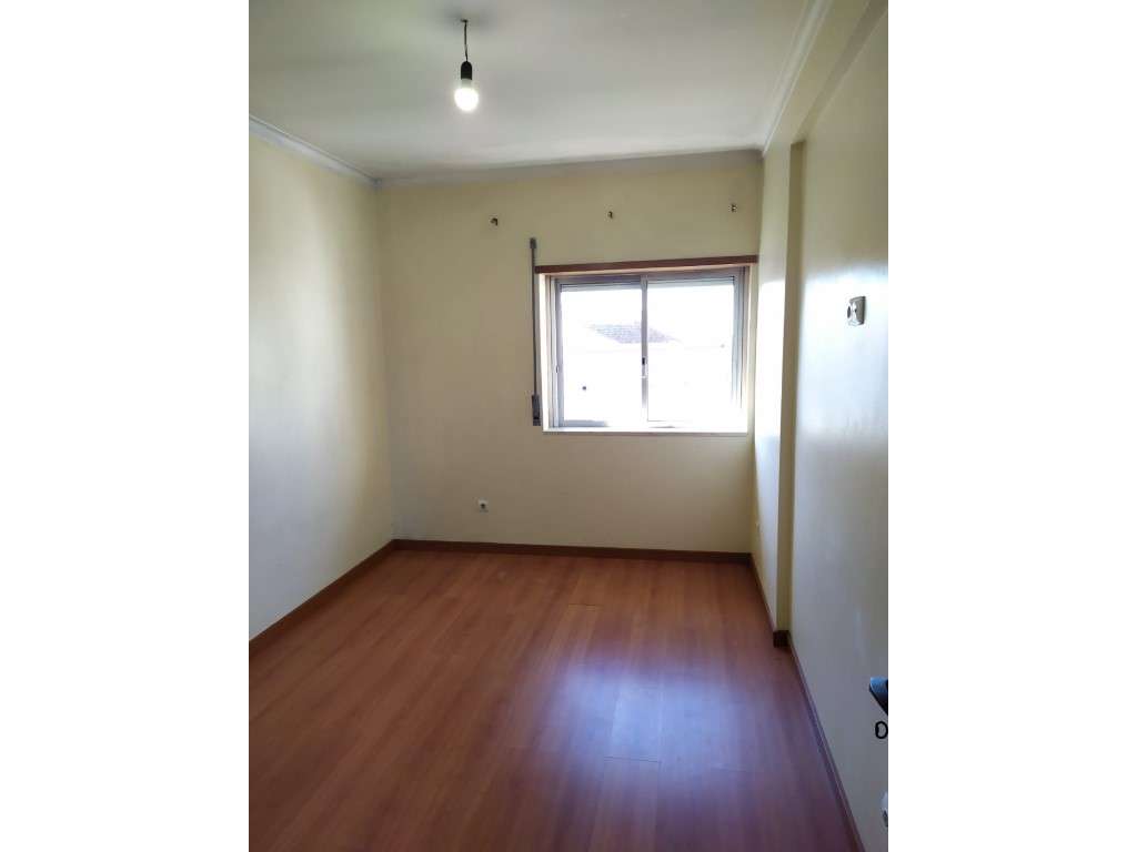 T2 remodelado e semiequipado em Queluz-10