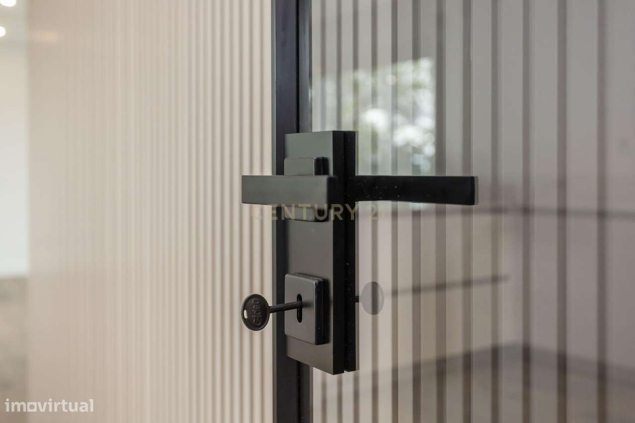 Dois Apartamentos Modernos (T3 + T2) na Qta. do Desembargador – Feijó-16