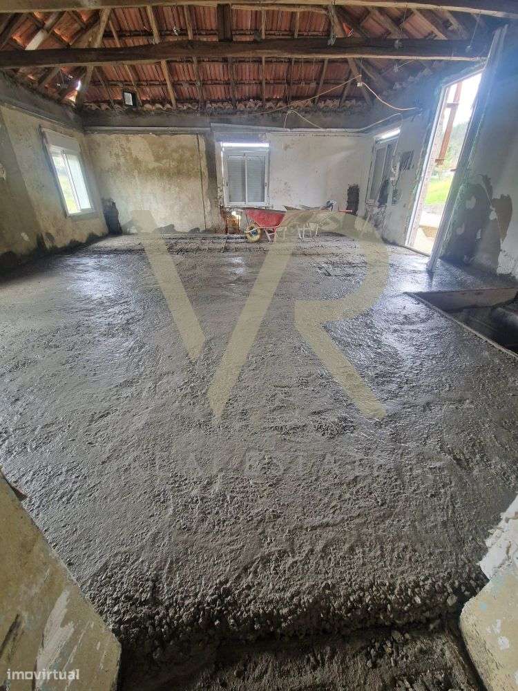 Moradia para Remodelação com Terreno Generoso em Ourém-24