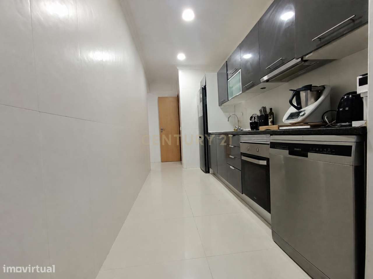 T2+1 com logradouro, em Almada-8