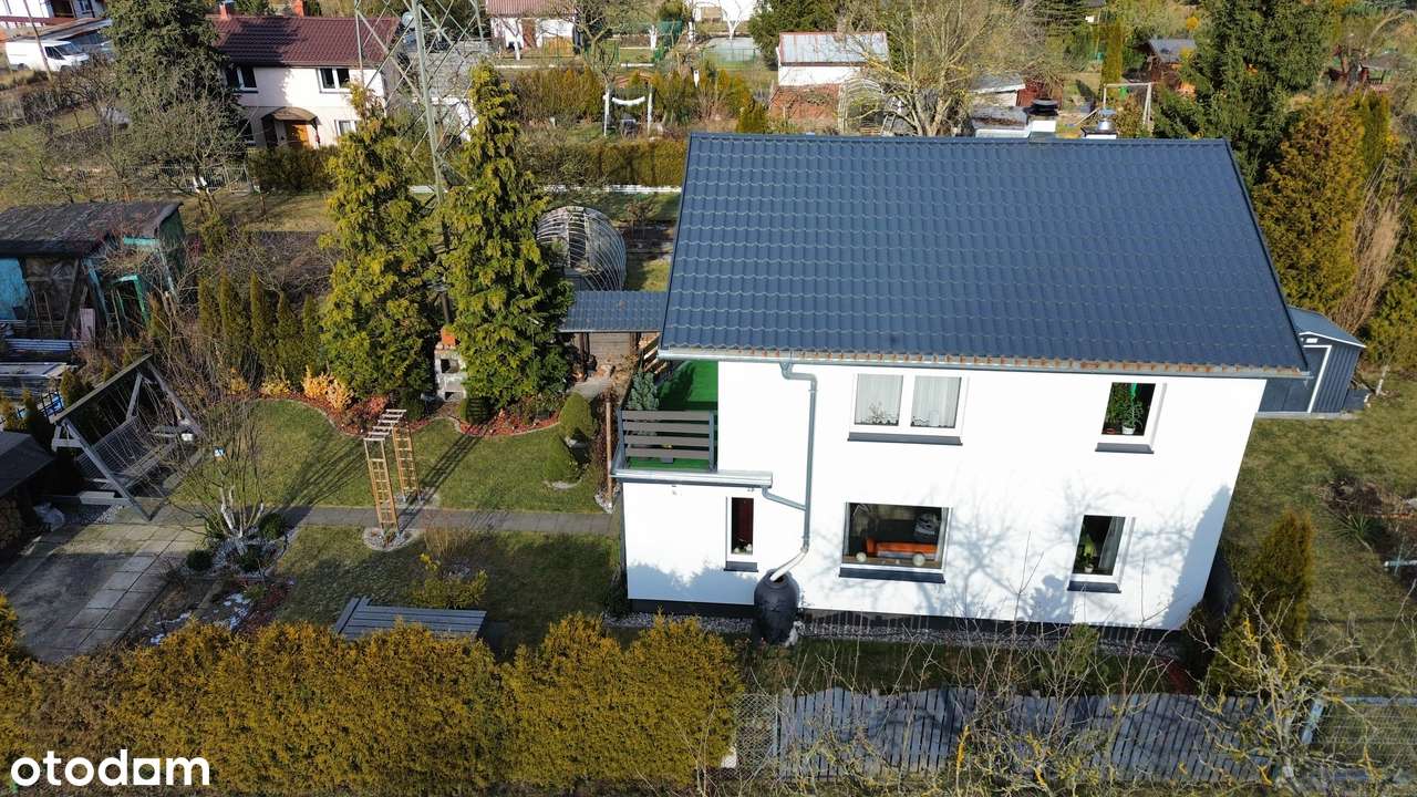 mały biały kameralny domek-0