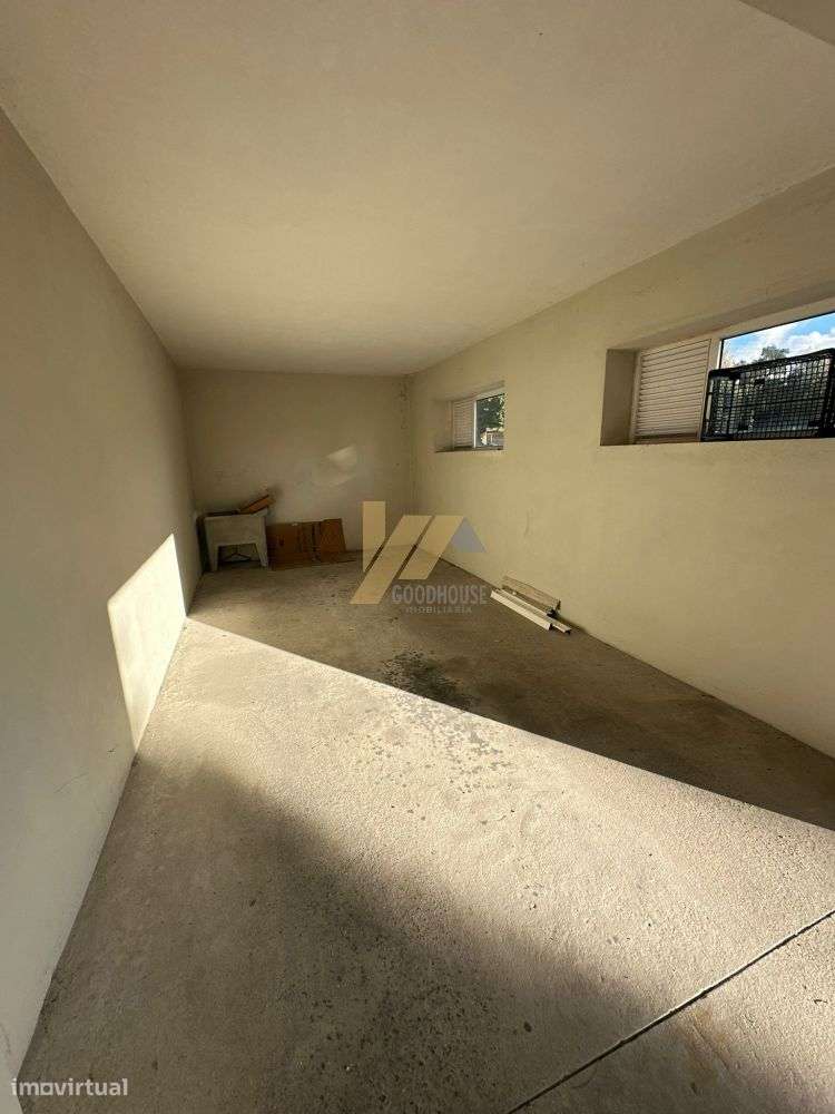 Apartamento T2 de duas frentes com garagem e elevador-13