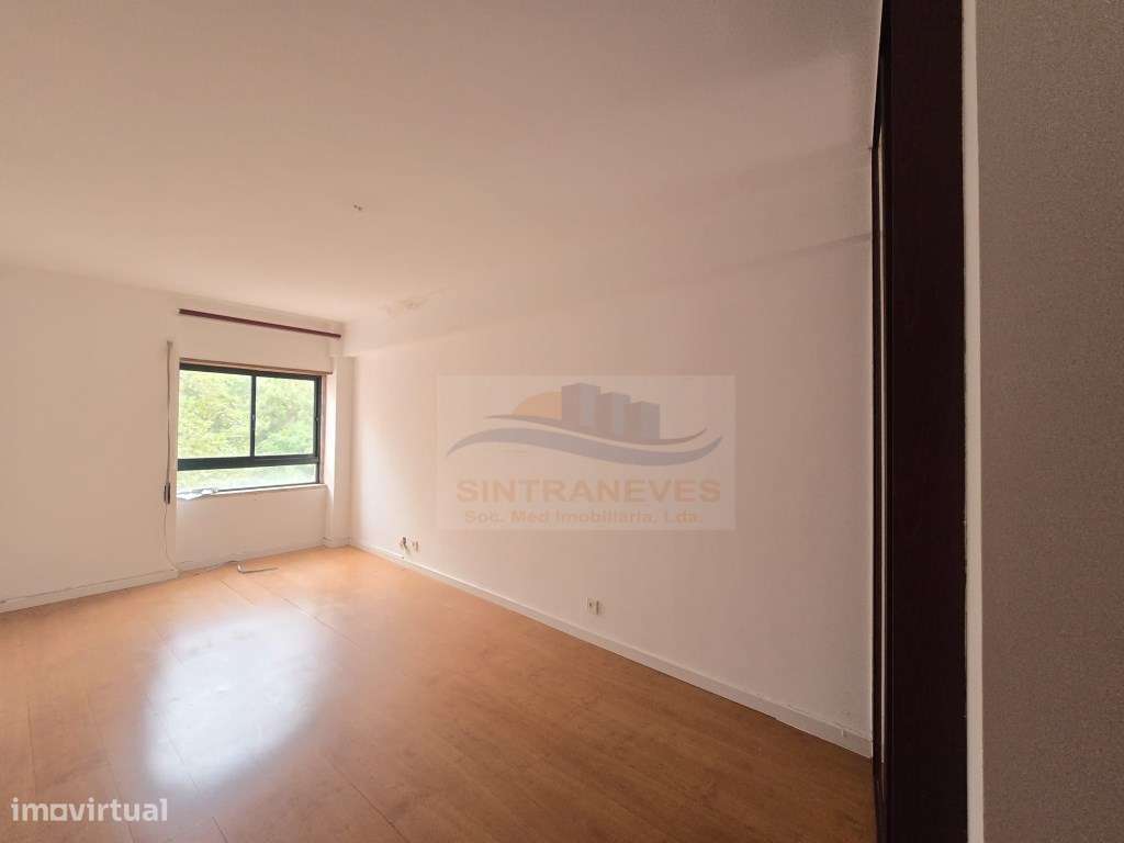 Oportunidade Única em Massamá - T1 Convertido em Espaçoso T2!-4