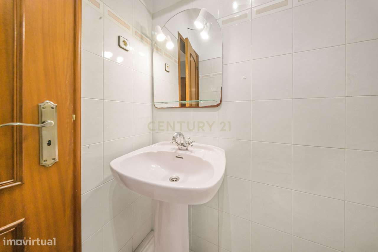 T3 Luminoso em Santa Marta do Pinhal – Espaço e Conforto no Coração de-23