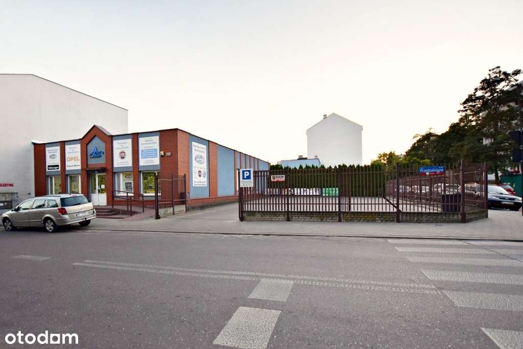 Budynek handlowo-magazynowy z dużym parkingiem-0