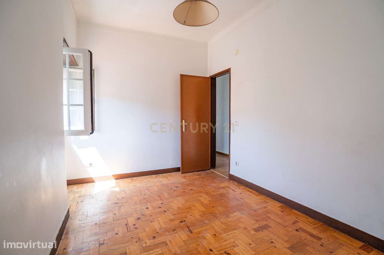 Propriedade composta por prédio, moradia e terreno em Salir do Porto-48