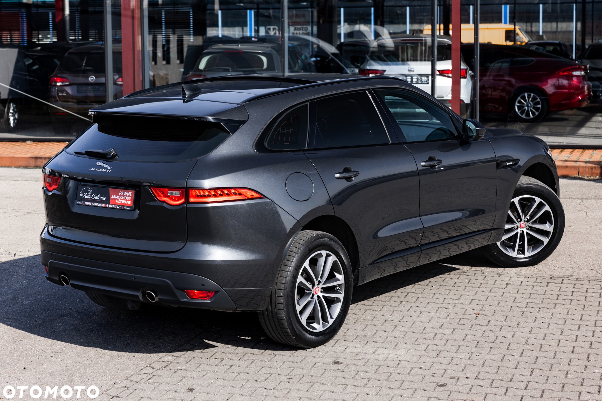 Jaguar F-Pace P250 AWD R-Dynamic SE - 10